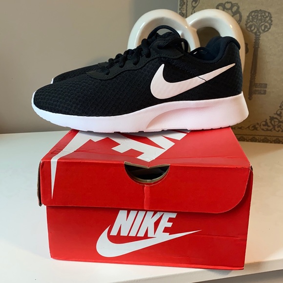 Nike - Picture 3 of 5